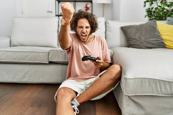 Jovem Hispânico Homem Jogando Vídeo Game Segurando Controlador Casa Irritado — Fotografia de Stock