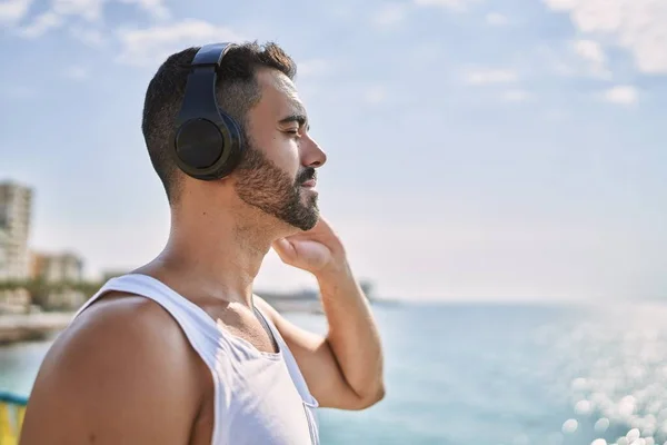 Ισπανόφωνος Αθλητικός Τύπος Που Φοράει Ακουστικά Ακούγοντας Μουσική Δίπλα Στη — Φωτογραφία Αρχείου