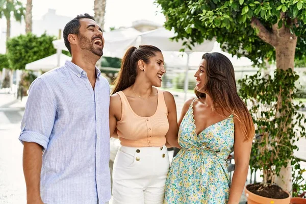 Três Amigos Hispânicos Sorrindo Felizes Abraçando Cidade — Fotografia de Stock