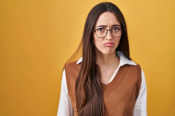 Giovane Donna Bruna Piedi Sopra Sfondo Giallo Con Gli Occhiali — Foto Stock