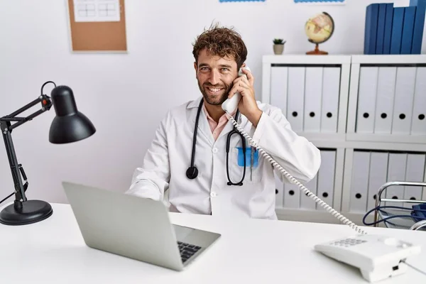 Ung Latinamerikan Man Klädd Läkare Uniform Talar Telefon Kliniken — Stockfoto