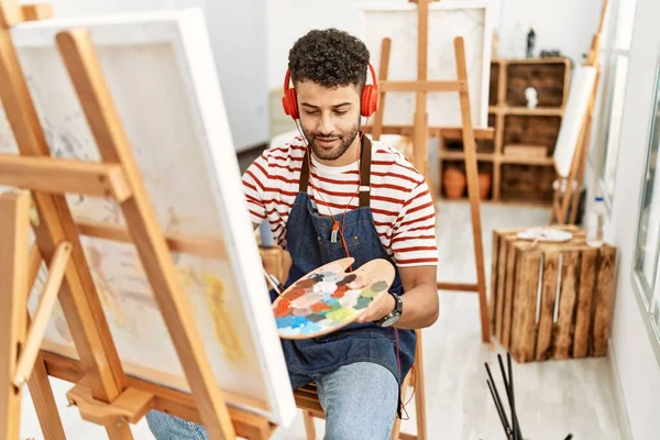 Sanat Stüdyosunda Müzik Dinleyen Genç Bir Arap Sanatçı — Stok fotoğraf