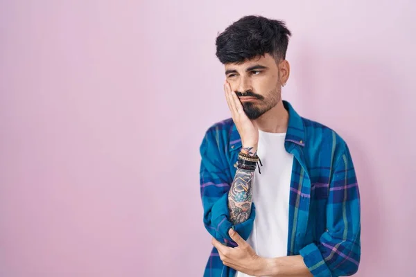 Jovem Hispânico Homem Com Barba Sobre Fundo Rosa Pensando Parecendo — Fotografia de Stock