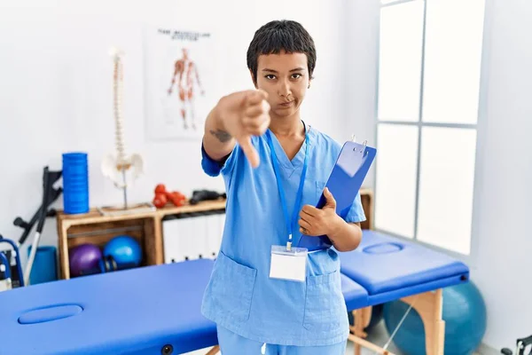 Ung Latinamerikansk Kvinna Med Kort Hår Arbetar Smärta Återhämtning Klinik — Stockfoto