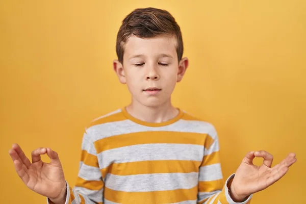 Sarı Arka Planda Duran Genç Beyaz Çocuk Rahatla Parmaklarıyla Meditasyon — Stok fotoğraf