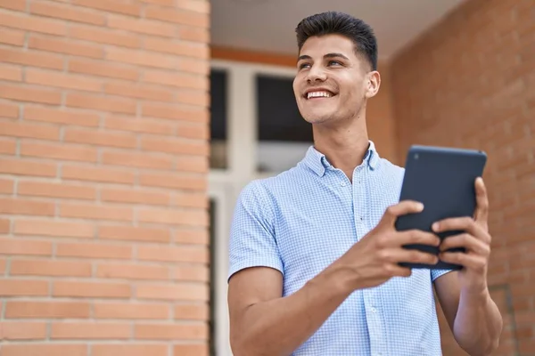 Mladý Hispánec Usmívá Sebevědomě Pomocí Touchpad Ulici — Stock fotografie