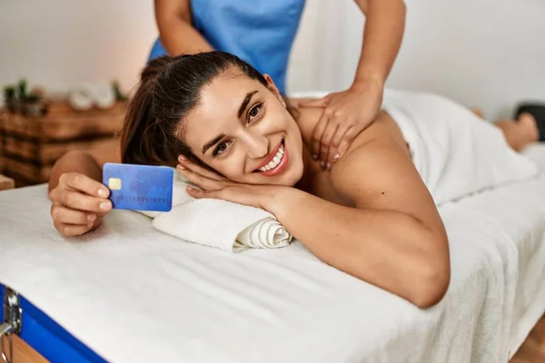 Dos Mujeres Terapeuta Paciente Teniendo Sesión Masaje Celebración Tarjeta Crédito —  Fotos de Stock