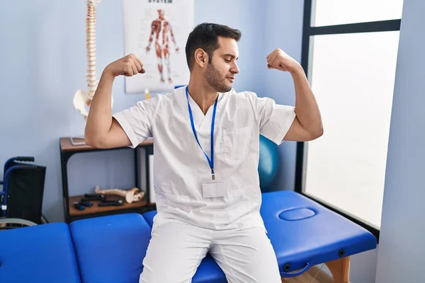 Joven Hombre Hispano Con Barba Trabajando Clínica Recuperación Del Dolor — Foto de Stock