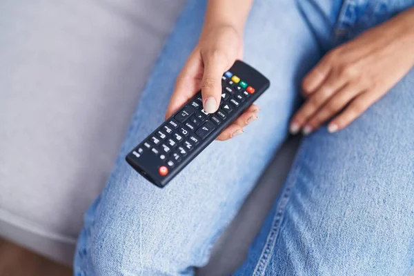 Jovem Bela Mulher Hispânica Segurando Controle Remoto Sentado Sofá Casa — Fotografia de Stock