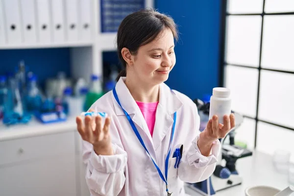 Sendromlu Genç Kadın Bilim Adamı Gülümsüyor Laboratuvarda Elinde Haplarla — Stok fotoğraf