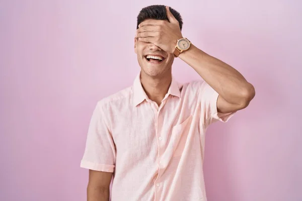 Jonge Spaanse Man Die Een Roze Achtergrond Staat Glimlachen Met — Stockfoto