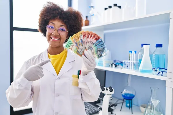 Genç Afrikalı Amerikalı Kadın Bilim Adamı Laboratuarında Çalışıyor Elinde Para — Stok fotoğraf