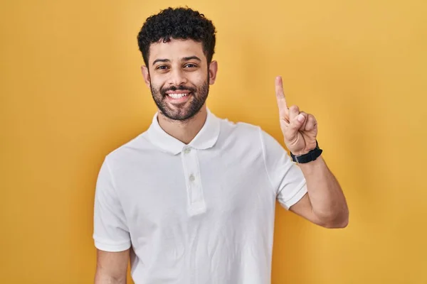 Araber Steht Auf Gelbem Hintergrund Und Zeigt Mit Finger Nummer — Stockfoto