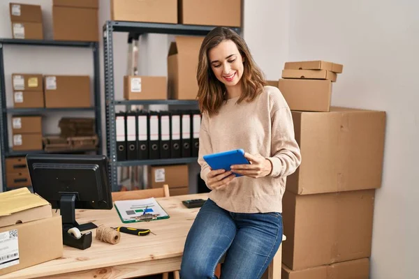 Mujer Joven Comercio Electrónico Trabajador Negocios Utilizando Touchpad Oficina —  Fotos de Stock