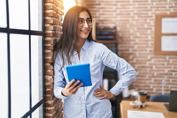 Jovem Hispânico Menina Empresária Sorrindo Confiante Usando Touchpad Escritório — Fotografia de Stock