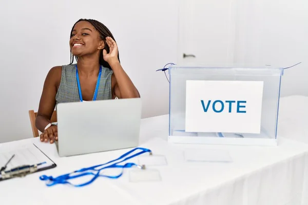 Mujer Afroamericana Joven Que Trabaja Las Elecciones Políticas Sentada Por —  Fotos de Stock