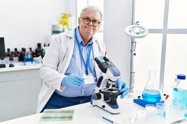 Homem Cabelos Grisalhos Meia Idade Usando Uniforme Cientista Usando Microscópio — Fotografia de Stock