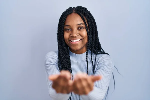 Afrikansk Amerikansk Kvinna Står Över Blå Bakgrund Leende Med Händerna — Stockfoto