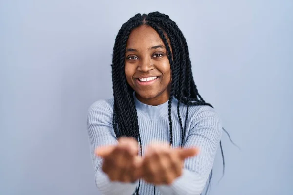 Femme Afro Américaine Debout Sur Fond Bleu Souriant Avec Les — Photo