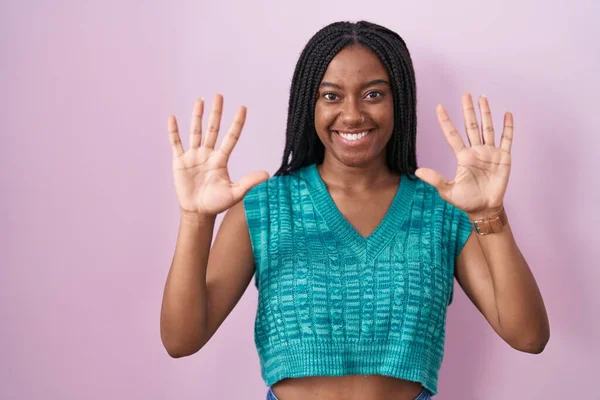 Junge Afroamerikanerin Mit Zöpfen Die Auf Rosa Hintergrund Stehen Und — Stockfoto