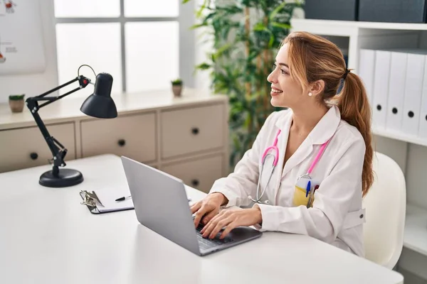 Young Woman Wearing Doctor Uniform Using Laptop Working Clinic — ストック写真