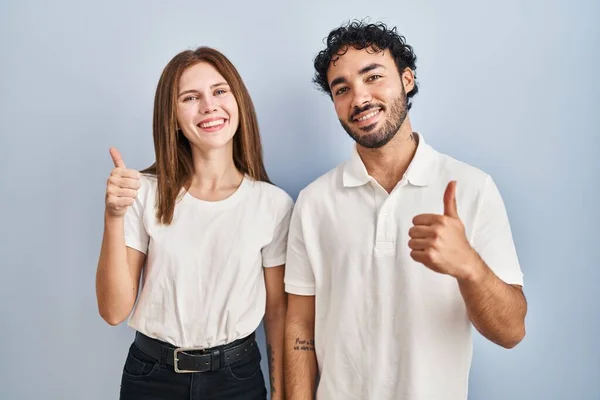 Jong Stel Dat Casual Kleren Draagt Samen Staat Gelukkige Duimen — Stockfoto