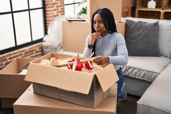 Αφρο Αμερικανίδα Μετακομίζει Ένα Νέο Σπίτι Ανοίγοντας Κουτιά Σοβαρό Πρόσωπο — Φωτογραφία Αρχείου