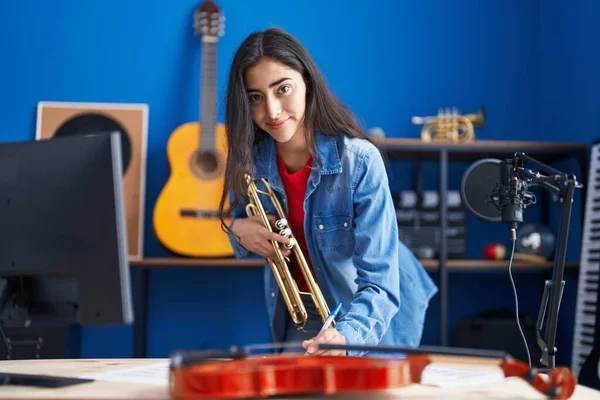 Joven Músico Hispano Sosteniendo Trompeta Componiendo Canción Estudio Música — Foto de Stock