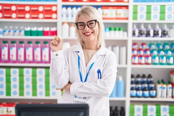 Mulher Branca Jovem Trabalhando Farmácia Farmácia Farmácia Com Grande Sorriso — Fotografia de Stock