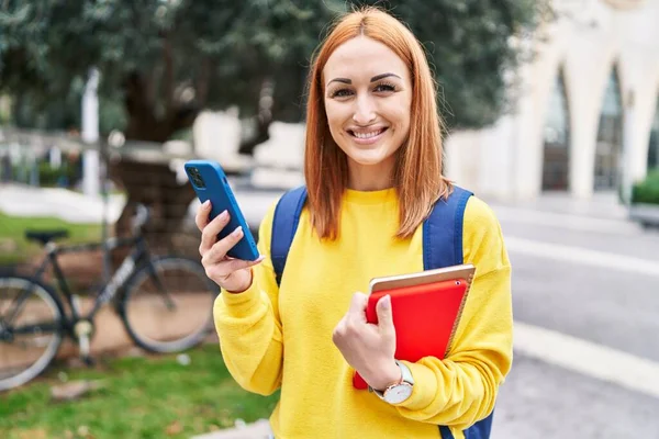 Jovem Caucasiana Estudante Sorrindo Confiante Usando Smartphone Parque — Fotografia de Stock