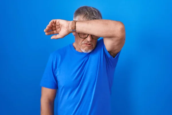 Uomo Ispanico Con Capelli Grigi Piedi Sfondo Blu Che Copre — Foto Stock