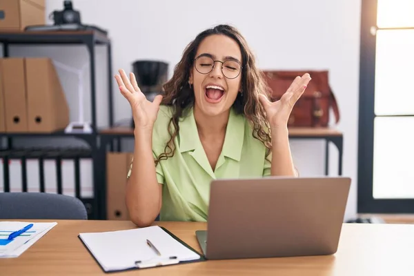 Mujer Hispana Joven Que Trabaja Oficina Con Gafas Celebrando Locos — Foto de Stock