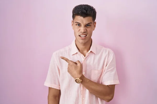 Junger Hispanischer Mann Der Über Rosa Hintergrund Steht Und Besorgt — Stockfoto
