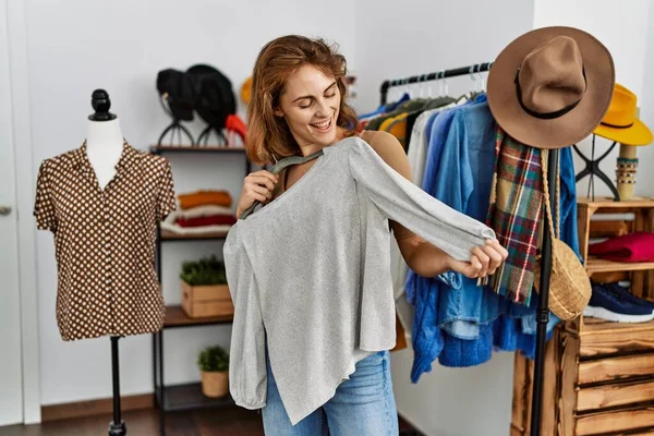 Jovem Mulher Cliente Caucasiano Sorrindo Feliz Segurando Cabide Com Roupas — Fotografia de Stock