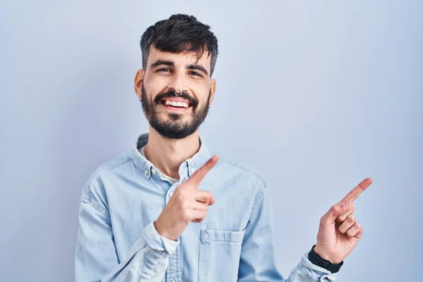 Νεαρός Ισπανός Γενειάδα Στέκεται Πάνω Από Μπλε Φόντο Χαμογελώντας Και — Φωτογραφία Αρχείου