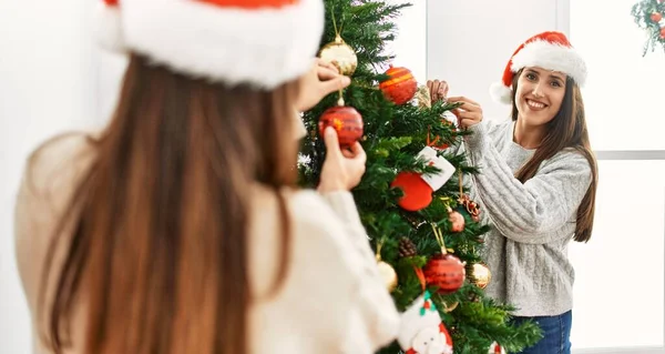 Zwei Frauen Lächeln Zuversichtlich Beim Schmücken Des Weihnachtsbaums Hause — Stockfoto