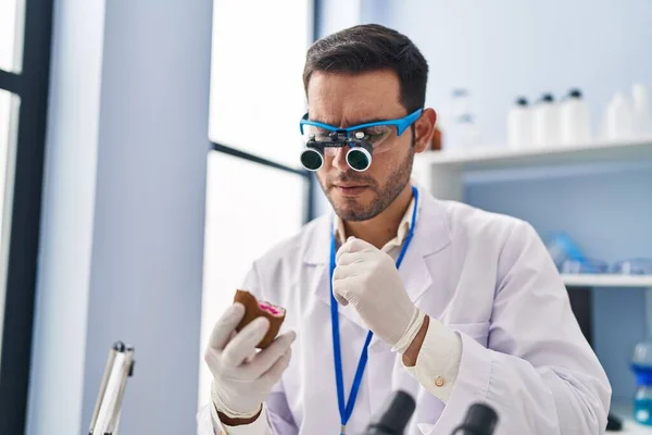 Jonge Spaanse Man Wetenschapper Zoek Edelsteen Door Vergrootglas Het Laboratorium — Stockfoto