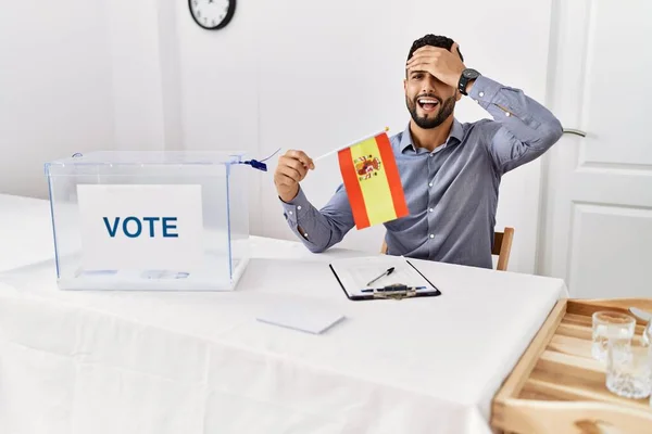 Pemuda Tampan Dengan Jenggot Pemilihan Kampanye Politik Memegang Bendera Spain — Stok Foto