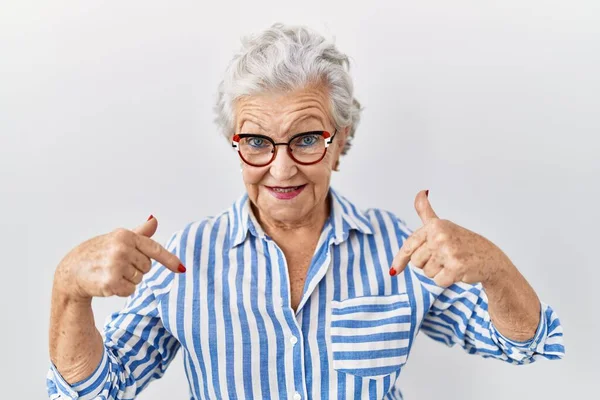 Donna Anziana Con Capelli Grigi Piedi Sfondo Bianco Guardando Fiducioso — Foto Stock