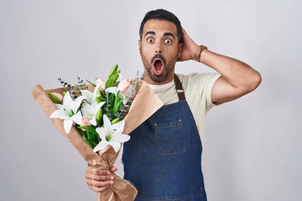 Hispánec Vousy Pracující Jako Květinář Šílený Vystrašený Rukama Hlavě Vystrašený — Stock fotografie