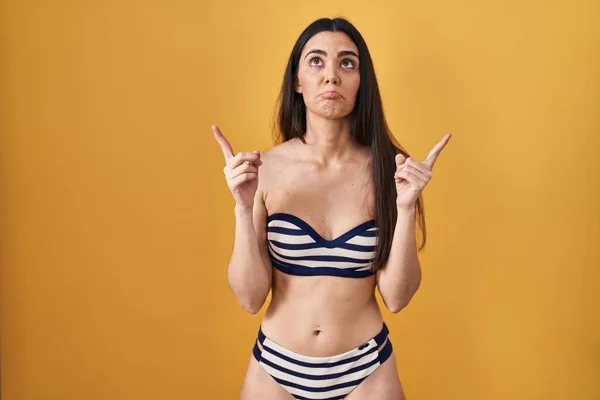 Jeune Femme Brune Portant Bikini Sur Fond Jaune Pointant Vers — Photo