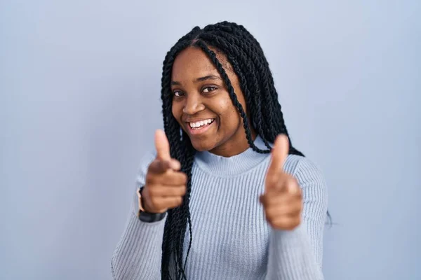 Africká Američanka Stojící Nad Modrým Pozadím Ukazuje Prsty Kameru Šťastnou — Stock fotografie