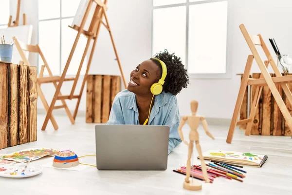 Junge Afrikanisch Amerikanische Künstlerin Mit Laptop Und Kopfhörer Kunststudio — Stockfoto