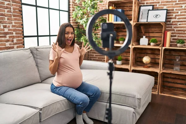 Jonge Zwangere Vrouw Opnemen Vlog Tutorial Met Smartphone Thuis Vieren — Stockfoto