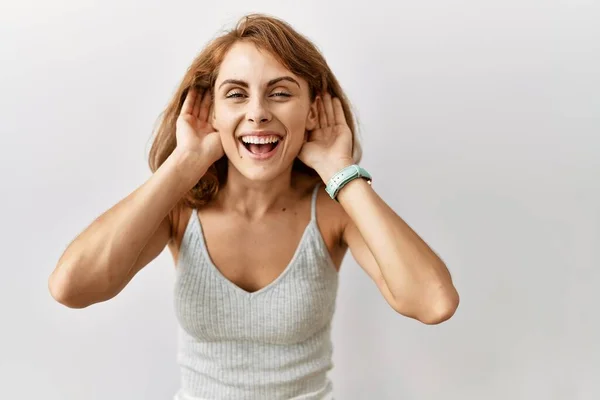 Hermosa Mujer Caucásica Pie Sobre Fondo Aislado Tratando Escuchar Ambas —  Fotos de Stock