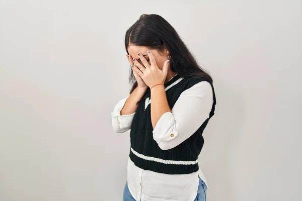 年轻的惊慌失措的女人站在孤独的背景上 满脸愁容 一边哭一边用手捂住脸 抑郁症的概念 — 图库照片