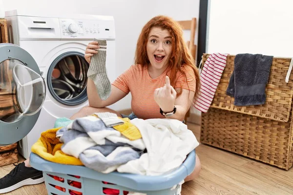 Kirli Çamaşırlarını Çamaşır Makinesine Koyan Genç Kızıl Saçlı Kadın Seni — Stok fotoğraf