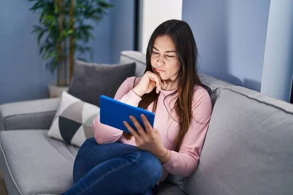 Junge Frau Sitzt Mit Touchpad Hause Auf Sofa — Stockfoto