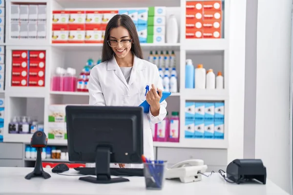 Jovem Bela Mulher Hispânica Farmacêutica Usando Touchpad Computador Farmácia — Fotografia de Stock