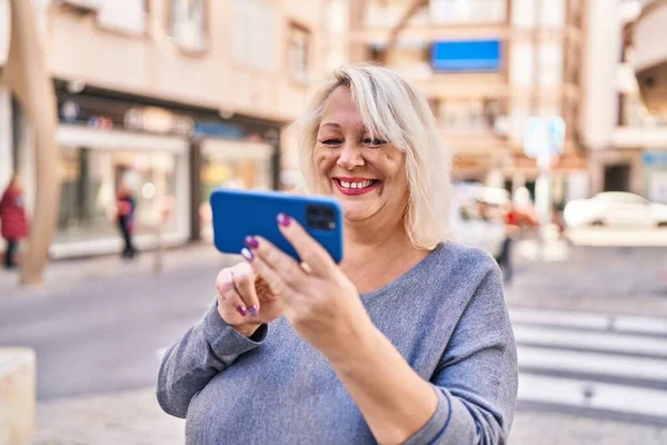 Μέση Ηλικία Ξανθιά Γυναίκα Χαμογελά Αυτοπεποίθηση Χρησιμοποιώντας Smartphone Στο Δρόμο — Φωτογραφία Αρχείου